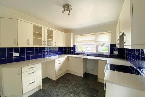 16 Eastergate - Kitchen2.jpg