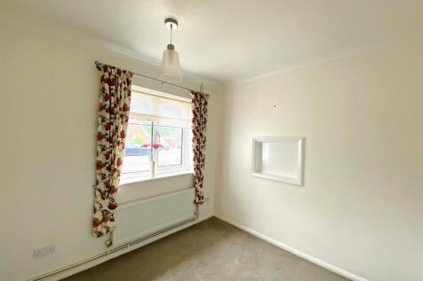 16 Eastergate - Bed1.jpg