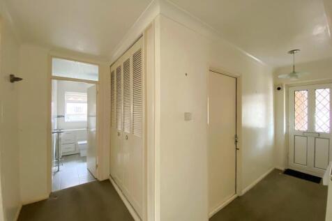 16 Eastergate - Hall.jpg