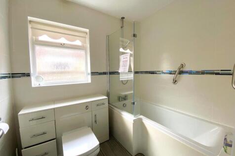 16 Eastergate - Bathroom1.jpg