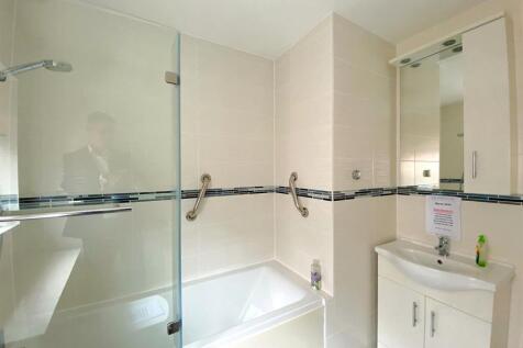 16 Eastergate - Bathroom2.jpg