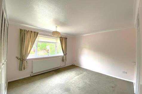 16 Eastergate - Bed2.jpg