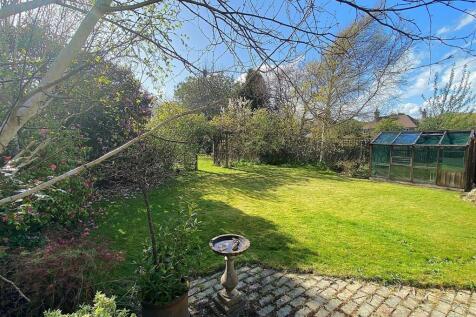 6 Southcourt Ave - Garden4.jpg