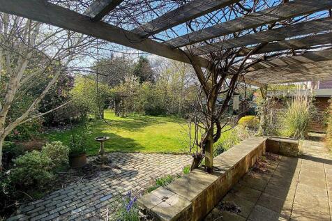 6 Southcourt Ave - GArden7.jpg