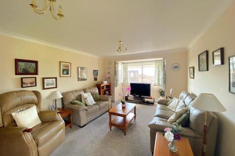 6 Highgrove - Lounge2.jpg