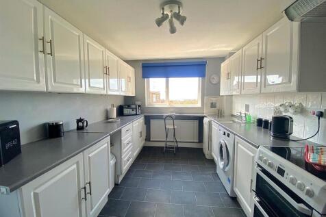 6 Highgrove - Kitchen1.jpg