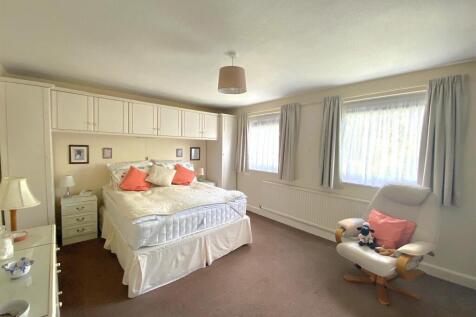 6 Highgrove - Bed1.jpg