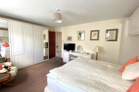 6 Highgrove - Bed2.jpg