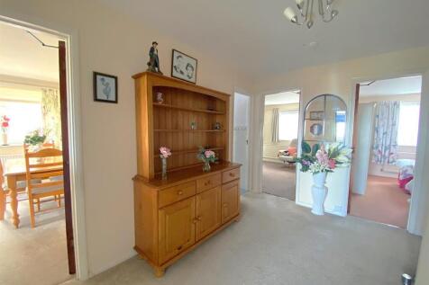 6 Highgrove - Hall2.jpg