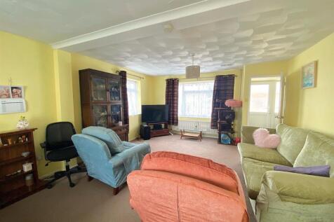 60 Gwyneth Grove - Lounge1.jpg