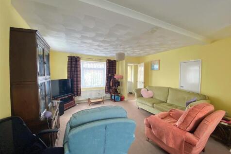 60 Gwyneth Grove - Lounge3.jpg
