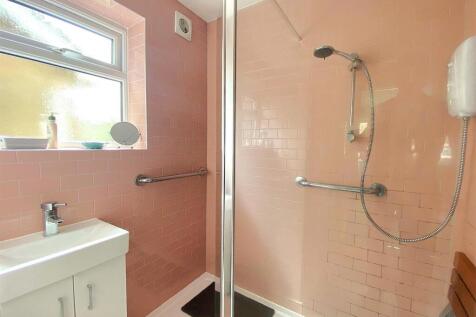 60 Gwyneth Grove - Shower2.jpg