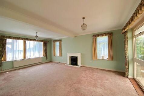 1 Monterey Gardens - Lounge1.jpg