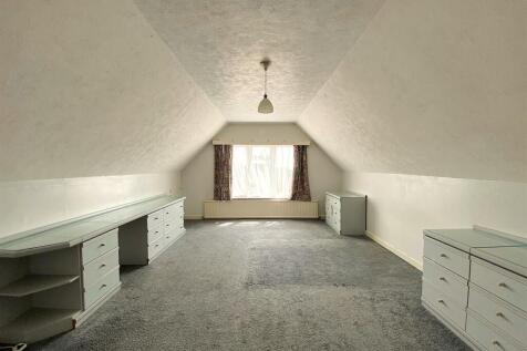 1 Monterey Gardens - Bed1.jpg