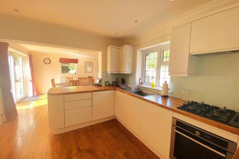 36 Terminus Ave - Kitchen1.jpg