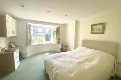 36 Terminus Ave - Bed1.jpg