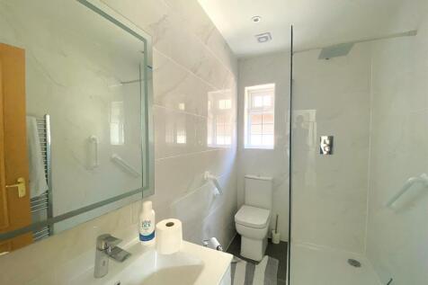 36 Terminus Ave - En Suite.jpg