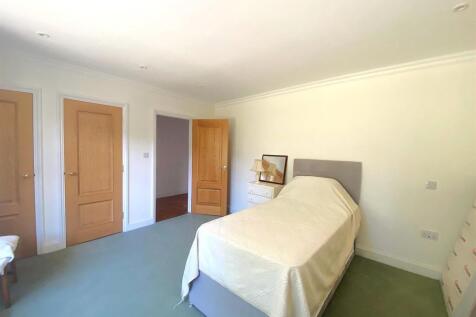 36 Terminus Ave - Bed2.jpg