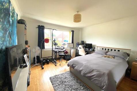 2 Ward Way - Bed1.jpg