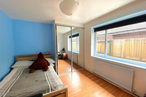 2 Ward Way - Bed5.jpg