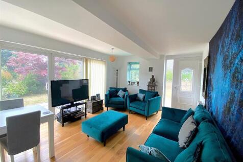2 Ward Way - Lounge1.jpg