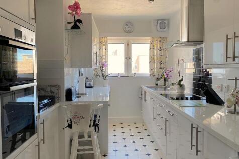 25 St Kitts - Kitchen1.jpg