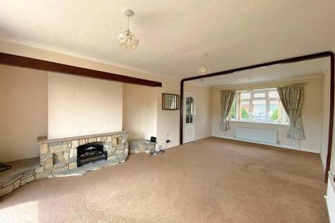 14 Ravens Close - Lounge2.jpg
