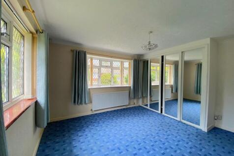 14 Ravens Close - Bed1A.jpg