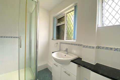 14 Ravens Close - Shower.jpg
