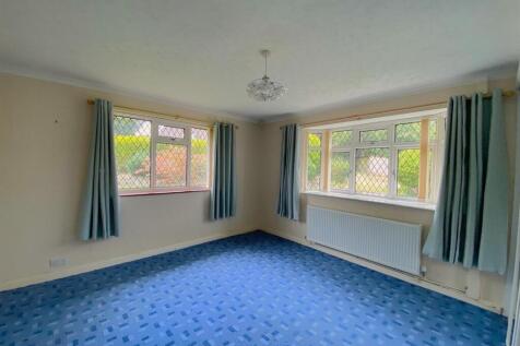 14 Ravens Close - Bed1.jpg