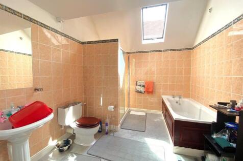 12 Little Common Rd - En Suite.jpg