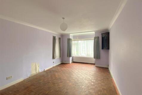 2 Crispin Ct - Lounge1.jpg