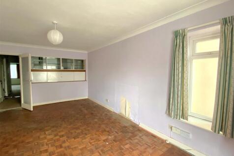 2 Crispin Ct - Lounge2.jpg