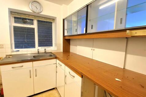 2 Crispin Ct - Kitchen.jpg