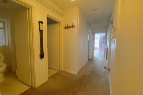2 Crispin Ct - Hall.jpg