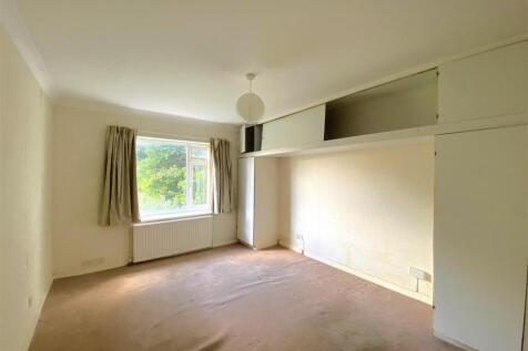 2 Crispin Ct - Bed1.jpg