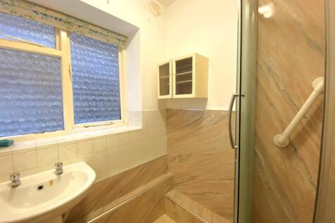 2 Crispin Ct - Shower.jpg
