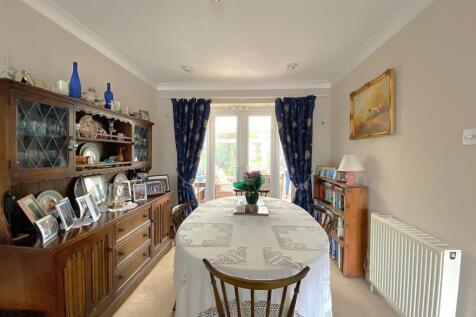 60 Links Drive - Lounge3.jpg