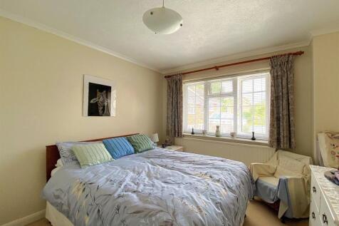 60 Links Drive - Bed1.jpg