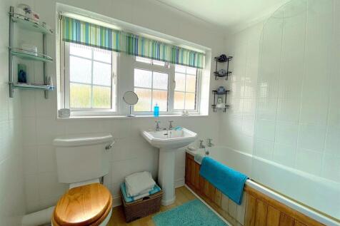 60 Links Drive - Bathroom.jpg
