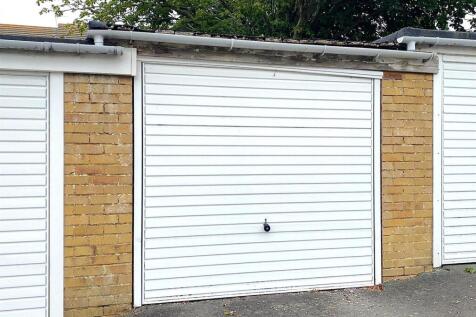 60 Links Drive - Garage.jpg