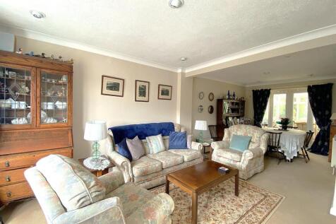 60 Links Drive - Lounge2.jpg
