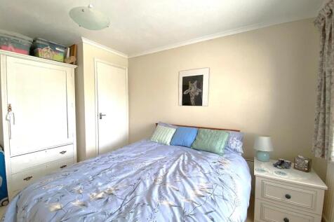 60 Links Drive - Bed2.jpg