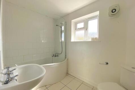 2 Edinburgh Rd - Bathroom.jpg