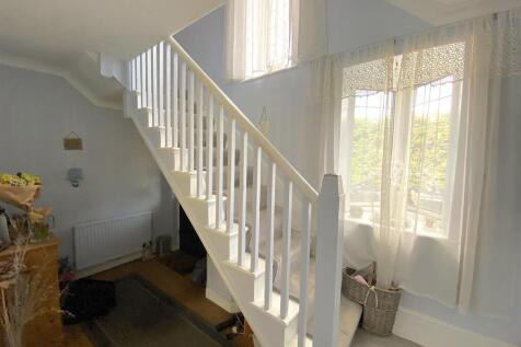 23 Barnhorn rd - Hall.jpg
