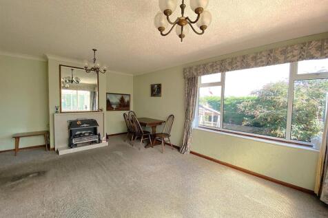6 Royston Gardens - Lounge2.jpg