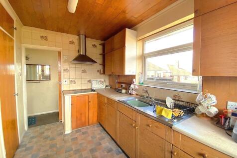 6 Royston Gardens - Kitchen2.jpg
