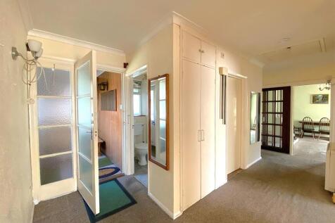 6 Royston Gardens - Hall.jpg