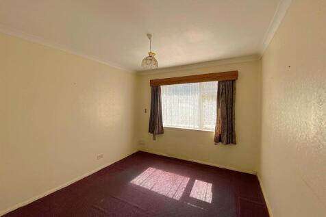 6 Royston Gardens - Bed3.jpg