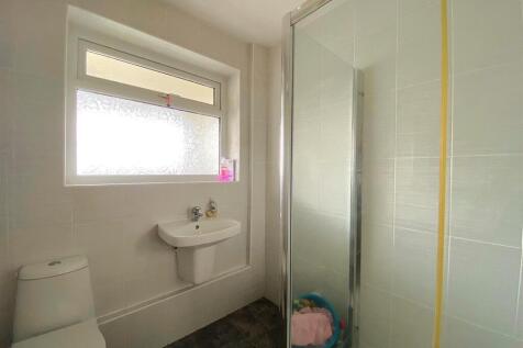 6 Royston Gardens - Shower.jpg